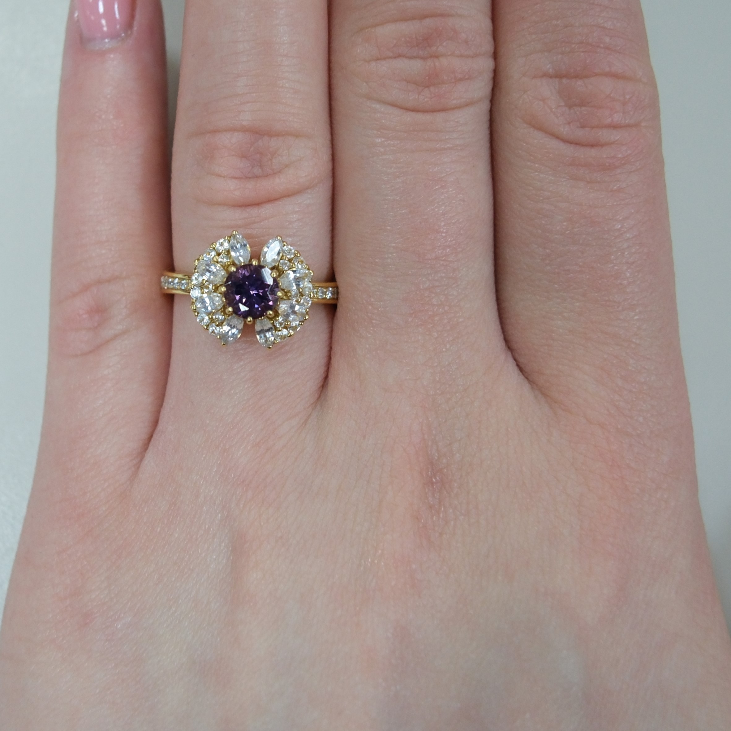 Кольцо из желтого золота с фиолетовой шпинелью